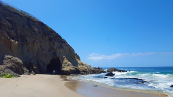 Once on the beach, if you head south for a bit, you'll arrive at this cave that you can explore during low-tide.